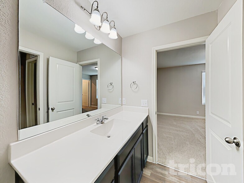 Building Photo - 4945 Hallies Gdn
