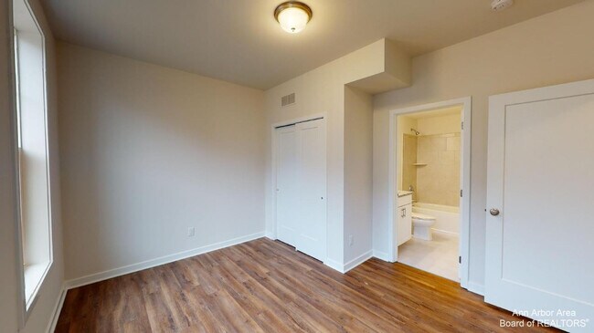 Building Photo - 2708 S Spurway Dr