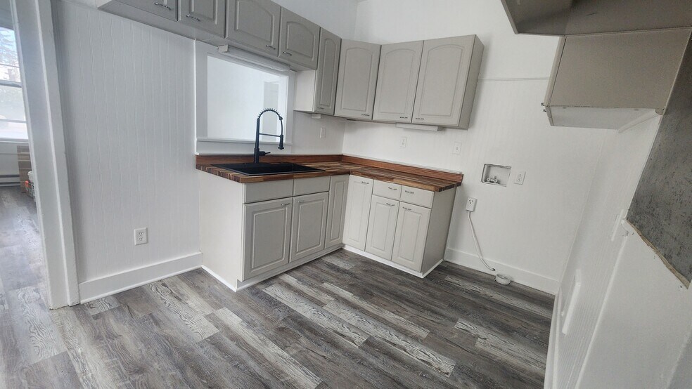 Building Photo - 32 E 2nd St