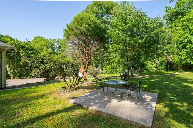 Building Photo - Brentwood Oasis: 3 Bed, 2 Bath Home on 5+ ...