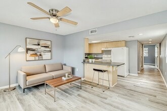 Building Photo - 2912 E Columbus Dr