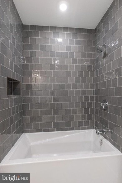 Building Photo - 710 N 16th St