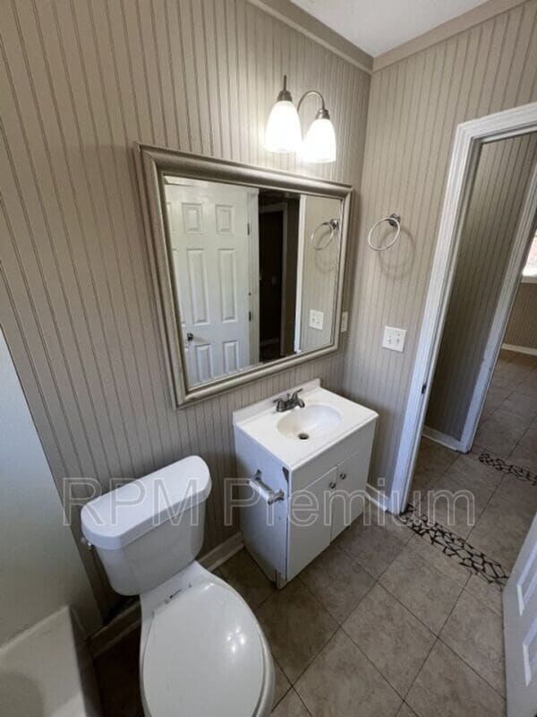 Building Photo - 5863 Denova St