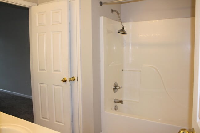 Building Photo - 913 Fieldstone Way