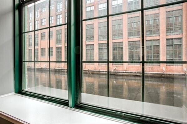 Building Photo - 200 Market St