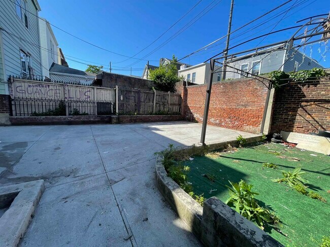 Building Photo - 297 Fulton Ave