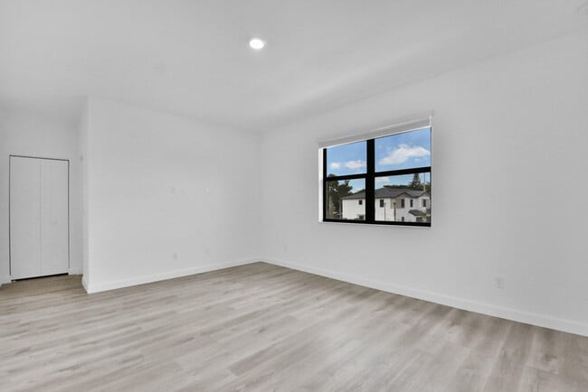 Building Photo - 4083 Sunset Wy