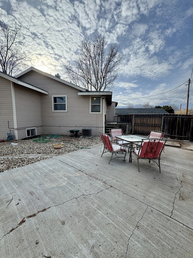 Building Photo - 560 E 6th N