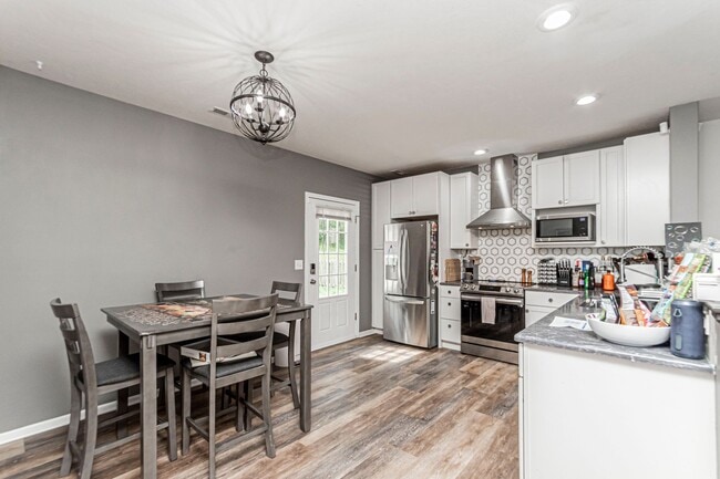 Building Photo - Spacious single family home