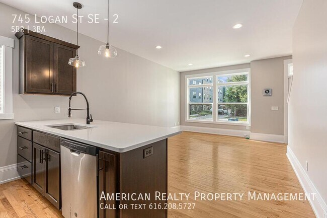 Building Photo - 745 Logan St SE