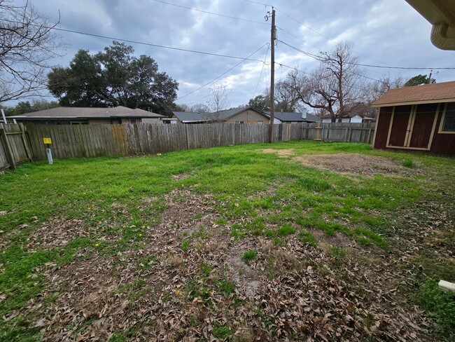 Building Photo - 3 bedroom 2 bathroom Southwood Valley Home