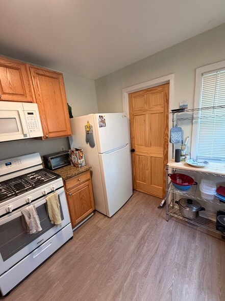 Kitchen - 606 W Summit St