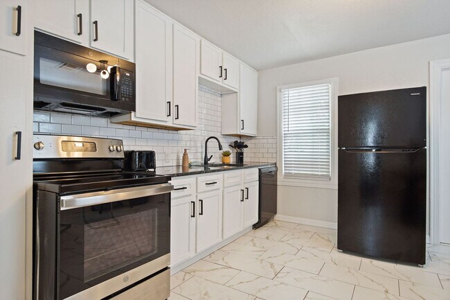 Building Photo - 912 W Comanche St