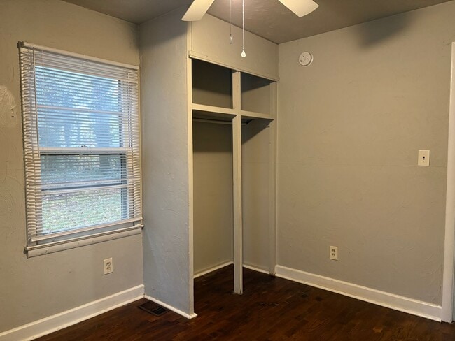 Building Photo - 2 Bedroom, 1 Bathroom House in High Point!