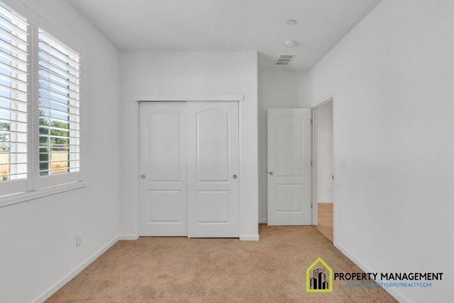 Building Photo - Modern and Spacious 4-Bedroom Home for Rent!
