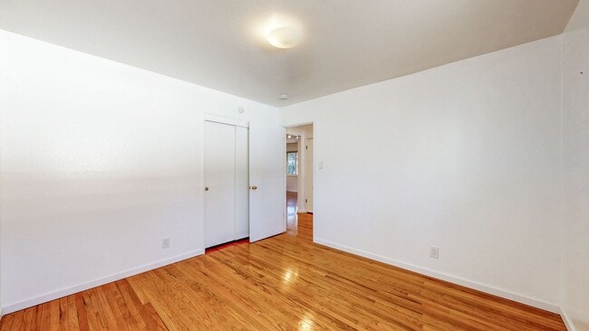 Building Photo - Delightful 2 Bedroom 1 Bath Unit with 1 Car Garage