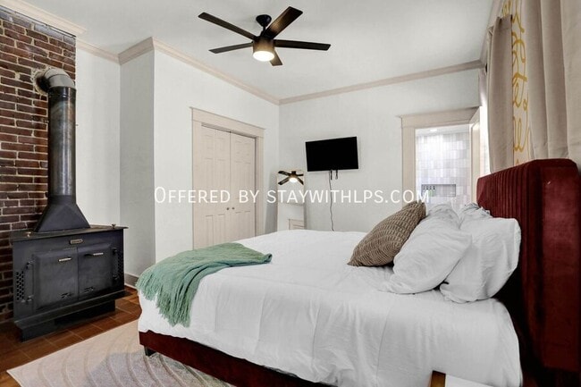 Building Photo - 397 Angelus St