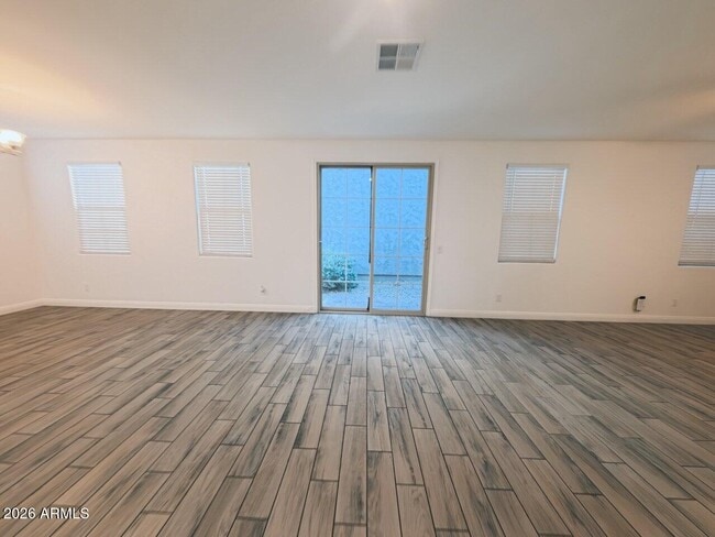 Building Photo - 6850 E Butte St