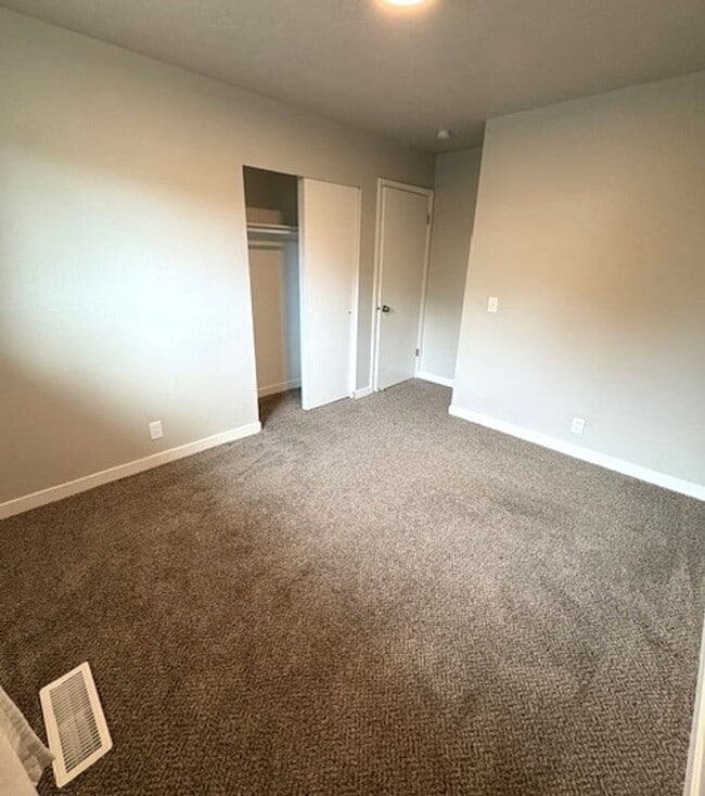 Building Photo - 5 Bed / 3 Bath Townhome in Murray!