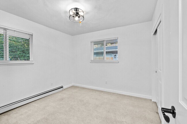 Building Photo - Charming and Renovated 4 Bedroom 2 Bathroo...