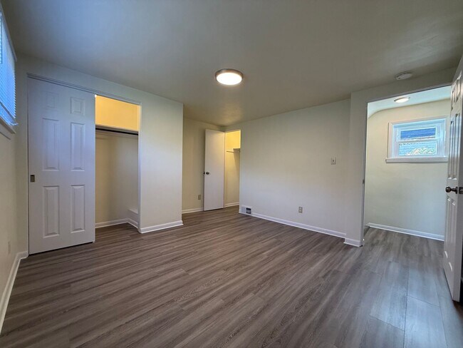 Building Photo - Newly updated 2BR house with yard, off str...