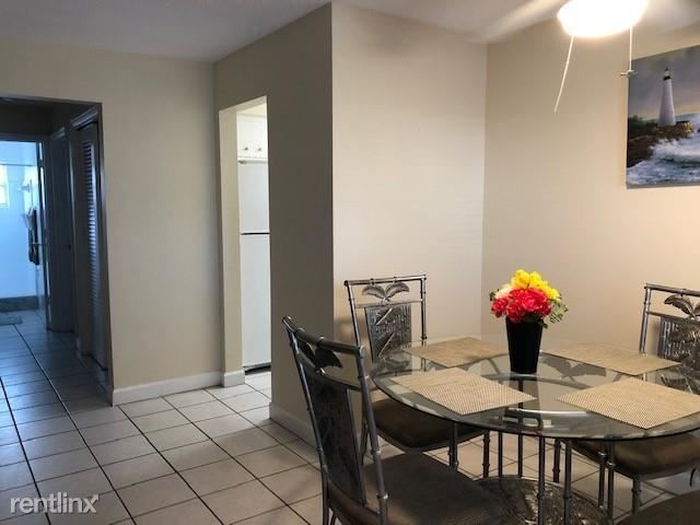 Building Photo - 2 br, 2 bath Townhome - 409 SE 18th St Apt 5