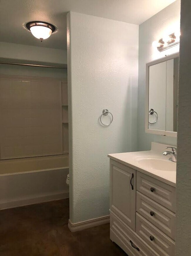 Building Photo - Nice Four Bedroom, Three bath home with Main Level Primary Bedroom, Newly Renovated