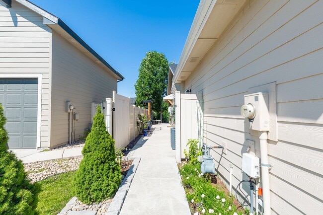 Building Photo - Charming Fully Furnished 1 Bedroom, 1 Bath...