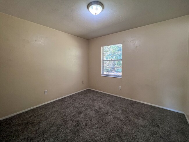 Building Photo - 2BR/1BA Apartment - Available NOW!