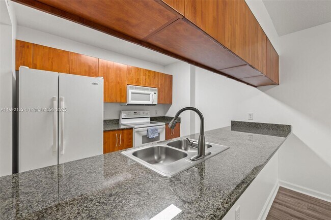 Building Photo - 1200 Brickell Bay Dr