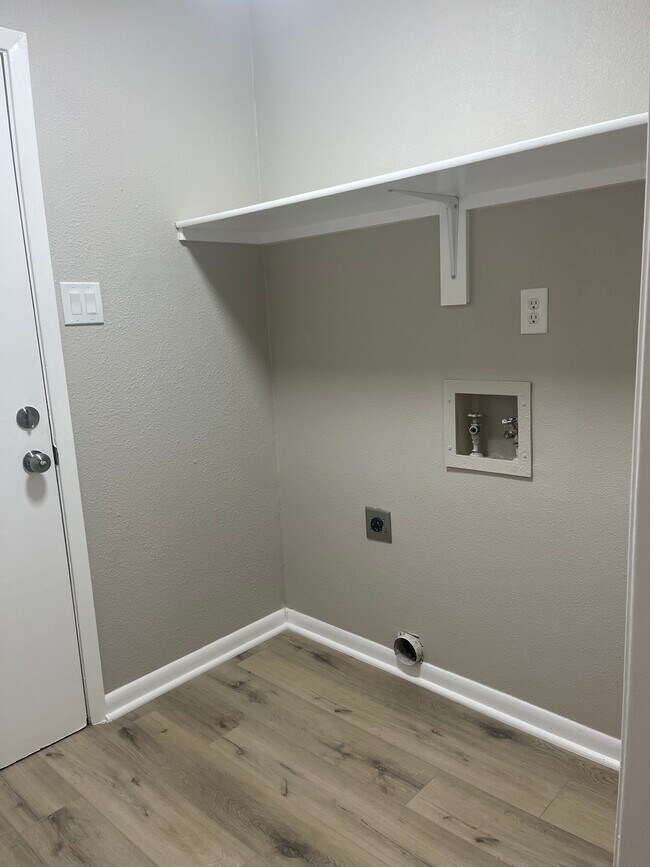 Building Photo - 4023 Briar Hollow St
