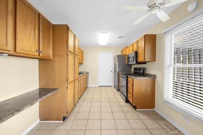Building Photo - Schaumburg Ranch Two Bedroom One Bath with...