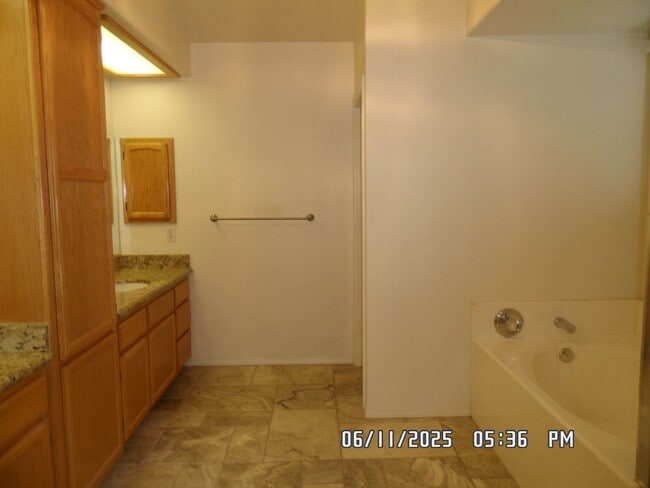 Building Photo - 3 Bedrooms, Den, 2 Bathrooms, 3 Car Garage...