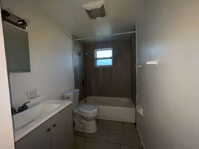 Building Photo - 9317 Goldenrod Rd