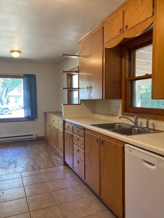 Building Photo - 729 S 14th Ave