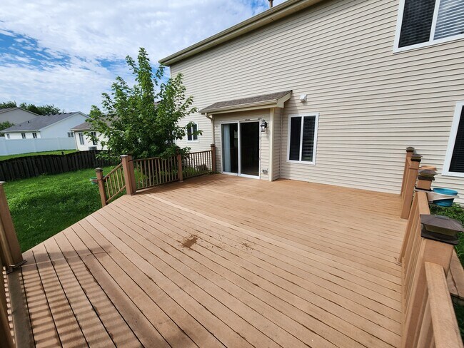 Building Photo - 5512 Stonybrook Dr