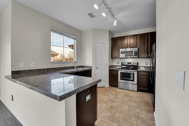 Building Photo - $1,800 - 1 Bed, 1.5 Bath Condo in Denver with In Unit Laundry in Great Location!