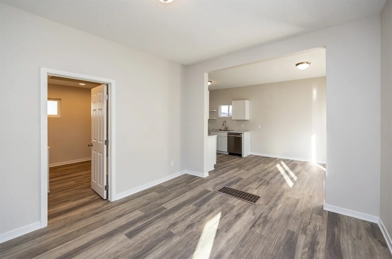 Building Photo - 1332 E Sheridan Ave