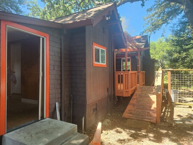 Building Photo - Beautiful 3 Bedroom/1 bathroom home with a...