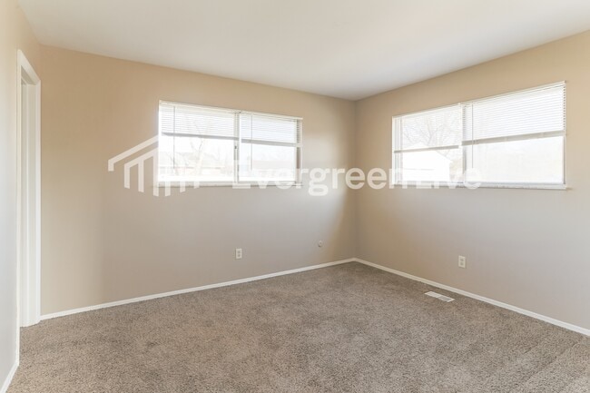 Building Photo - 868 Liverpool Pl