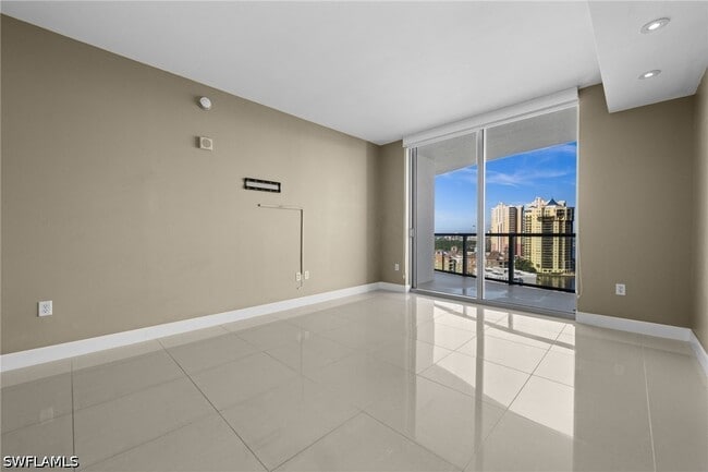 Building Photo - 3000 Oasis Grand Blvd