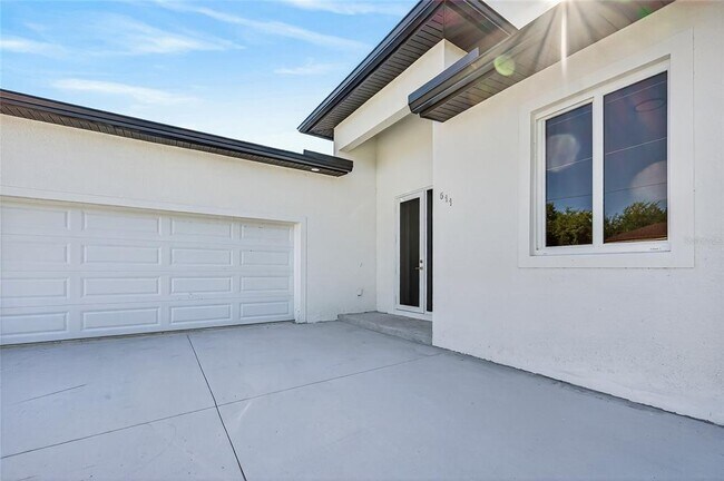 Building Photo - 511 Sweetwater Dr