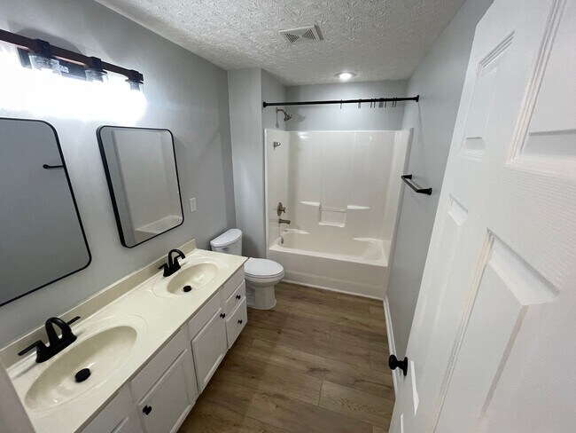 Building Photo - 3 Bedroom Home With Full Basement For Rent