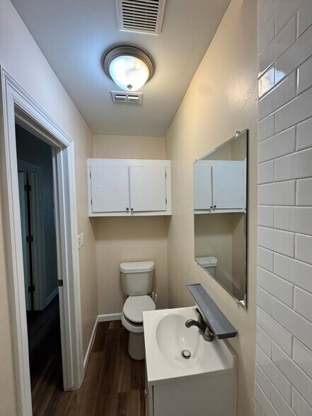 Bathroom - 1112 W Elizabeth St