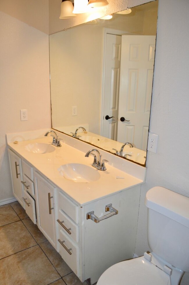 Building Photo - Beautiful remodeled 4 bedroom 2.5 ready to...