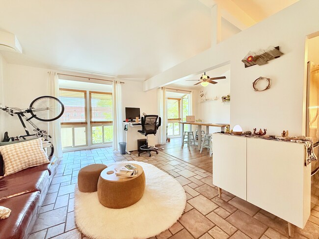 Building Photo - Beautiful One-Bedroom Condo near the Heart of Downtown SLC!