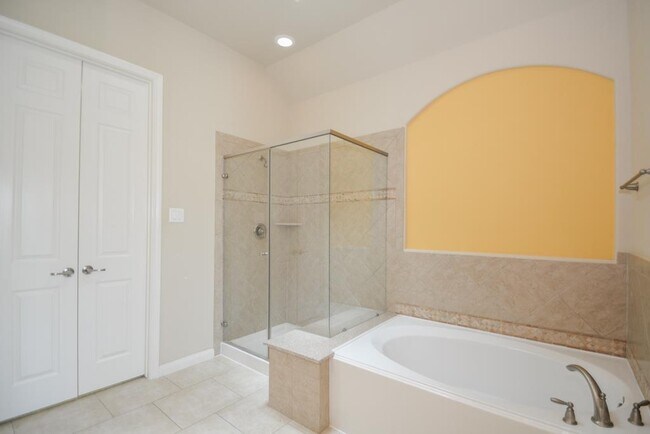 Building Photo - 6411 Edinburgh Ct