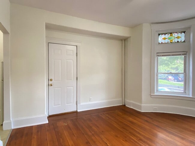 Building Photo - Nice, large 1 bed in a prime location in Allston.