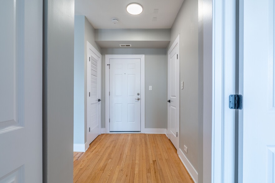 Building Photo - 6239 N Western Ave