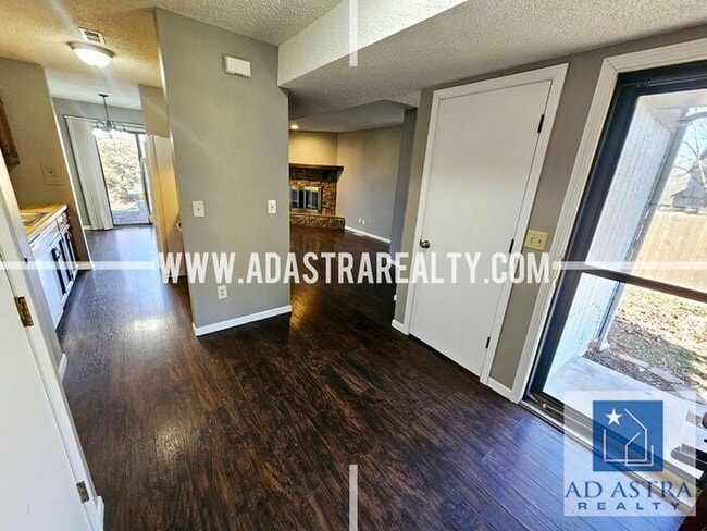 Building Photo - Nice 3 bed 1.5 bath townhouse in Olathe-Co...